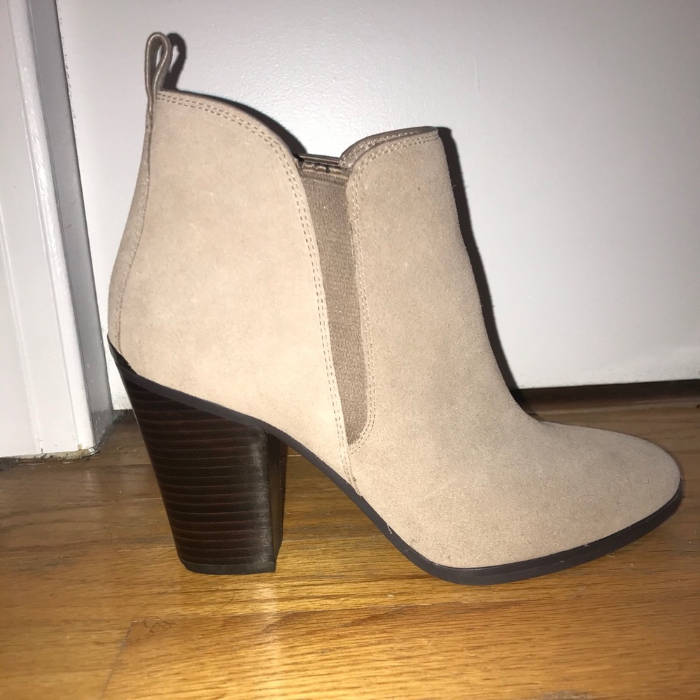 Michael Kors heeled booties - Picture 3 of 3